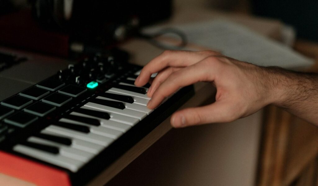 Klawiatura MIDI i sprzęt producenta w domowym studiu
