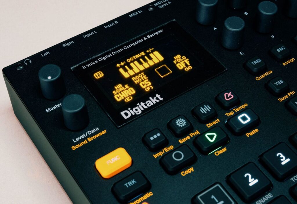 Sampler z padami na biurku w domowym studiu produkcyjnym