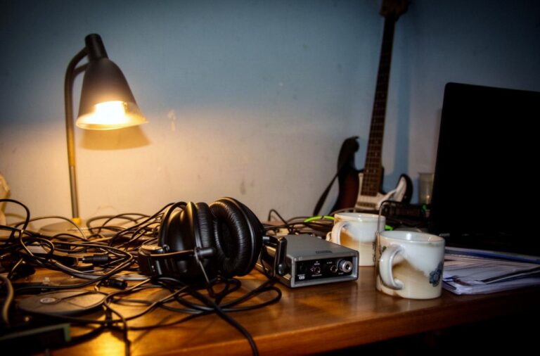 Pitching utworu: jak zgłosić singiel do playlist redakcyjnych