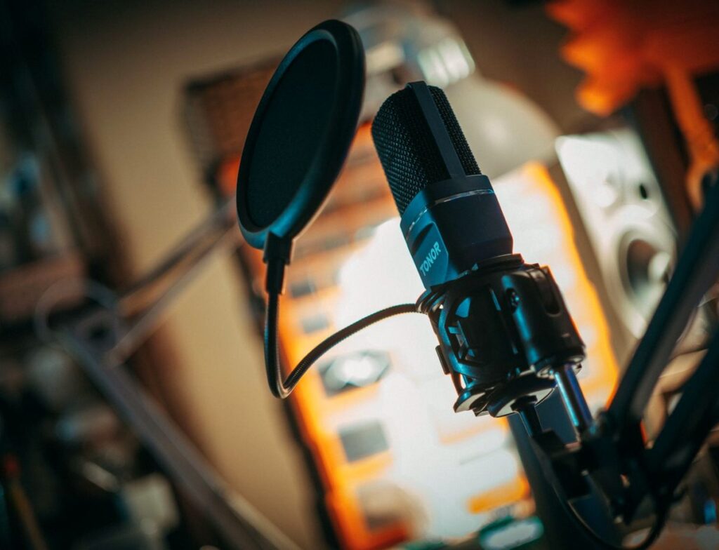 Domowe studio nagraniowe z mikrofonem i biurkiem do nagrywania