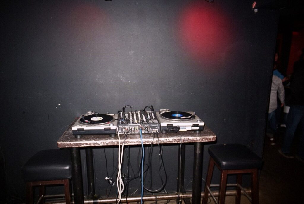 Pusty klub muzyczny z konsoletą DJ, miejsce, w którym odtwarza się nagrania